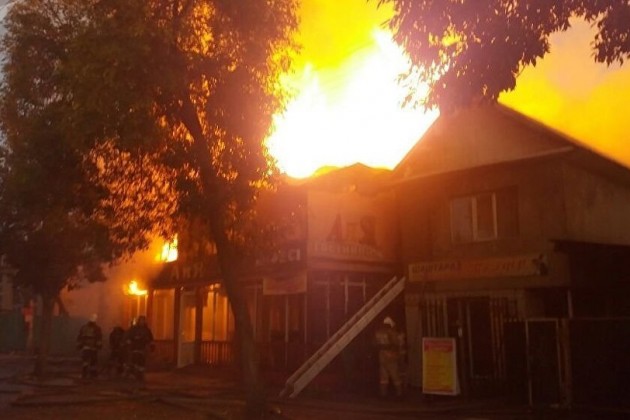 В Алматы возник пожар в районе оптового рынка