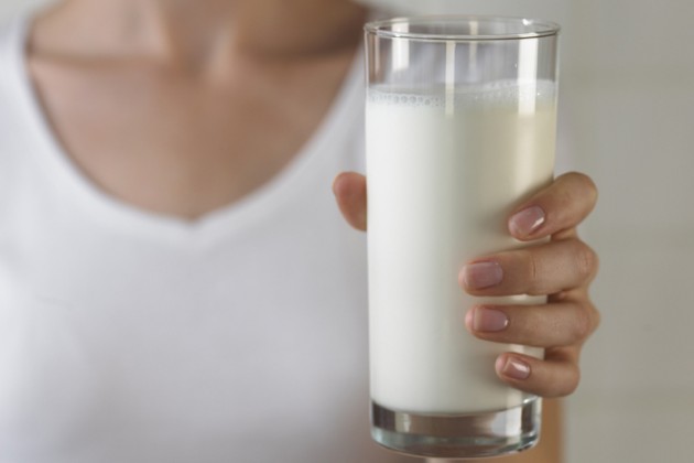 Почему молоко в магазинах может храниться около года?