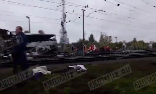 СМИ опубликовали видео с места столкновения автобуса с поездом