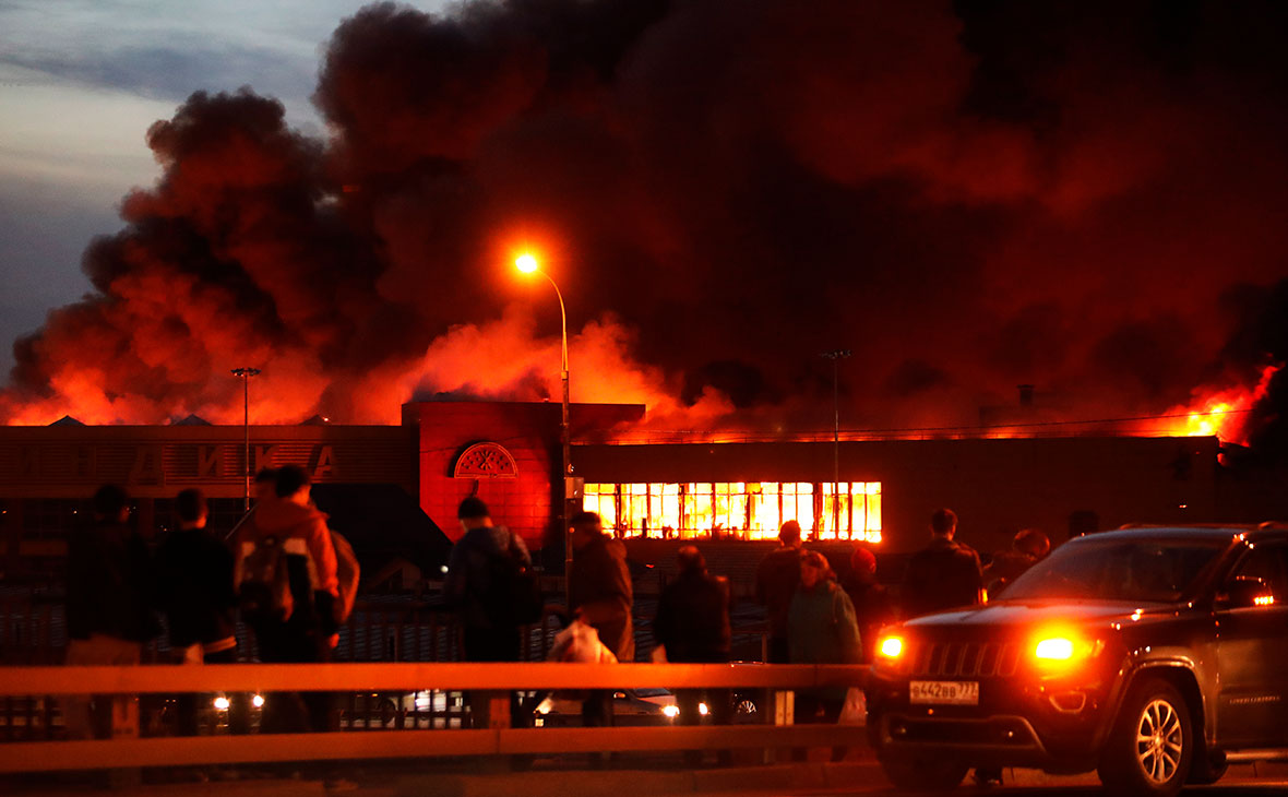 На загоревшемся на северо-западе Москвы рынке «Синдика» обрушилась кровля