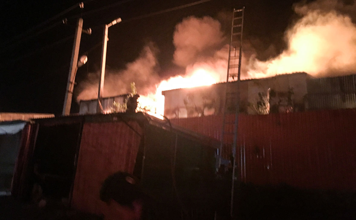 Сильный пожар охватил 5 тыс. кв. м вещевого рынка в Ростове-на-Дону