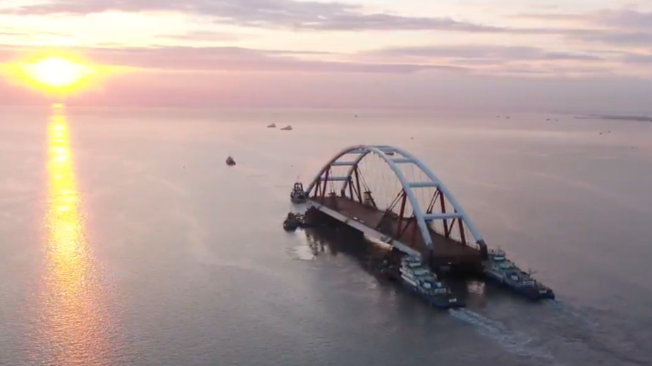 В Сети появилось видео транспортировки автодорожной арки моста в Крым