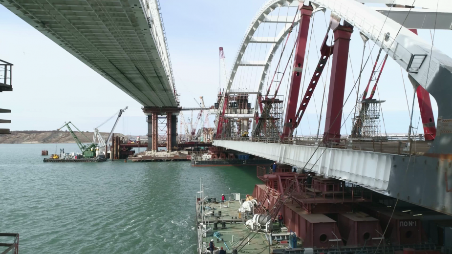 Опубликовано видео подъема арки Крымского моста с плавучих опор