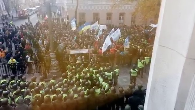 Появилось видео потасовки у Верховной рады в Киеве