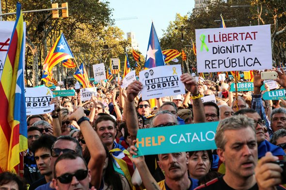 Каталонцы вышли на марш против решения о роспуске правительства региона