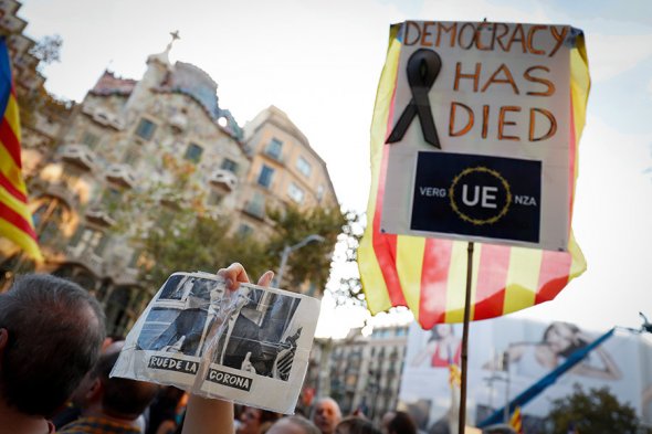 Каталонцы вышли на марш против решения о роспуске правительства региона