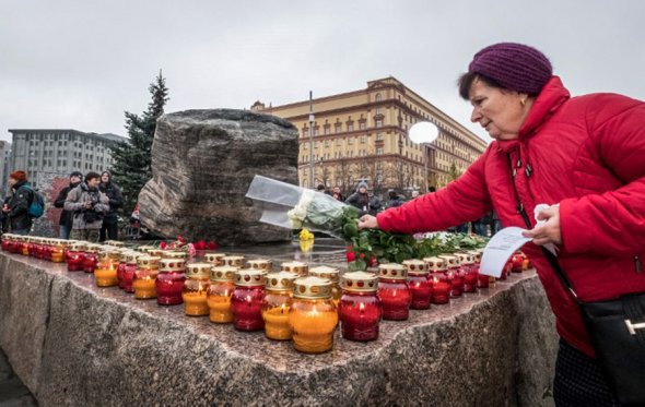 В центре Москвы вспомнили жертв политических репрессий. Фоторепортаж