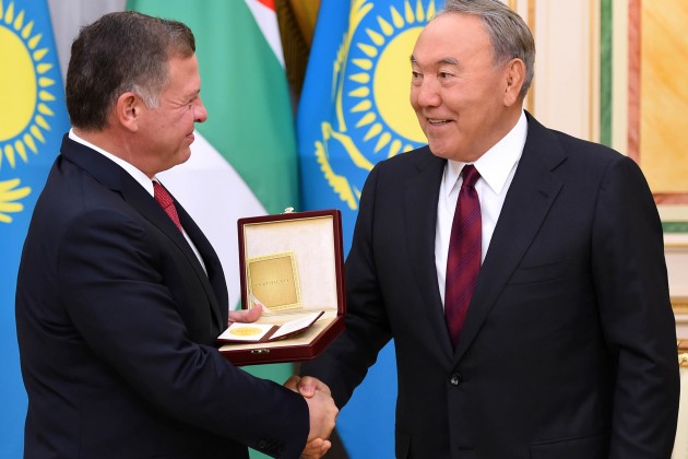 Президент вручил Королю Иордании международную премию