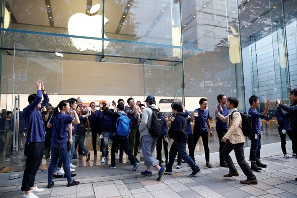 Старт продаж iPhone X в мире. Фоторепортаж