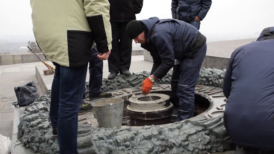 В Киеве возбудили уголовное дело из-за залитого цементом Вечного огня