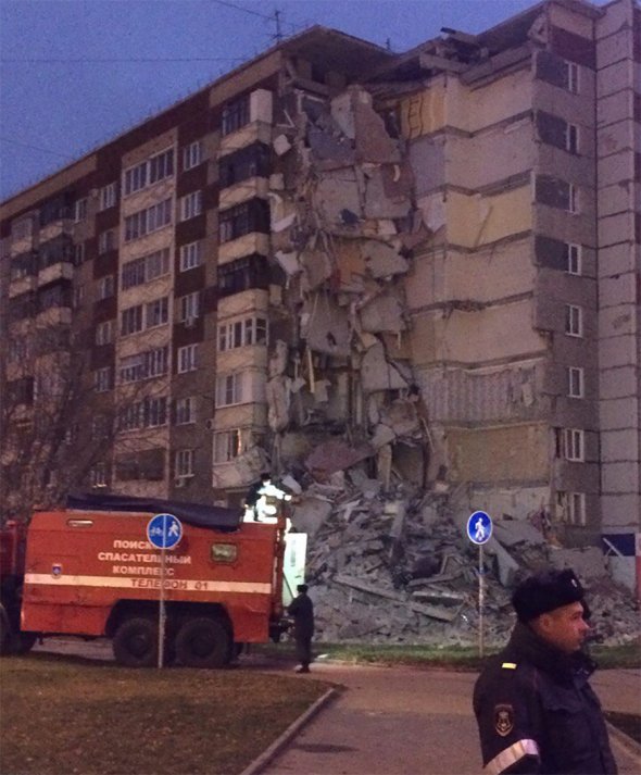 В Ижевске обрушилась часть многоэтажного здания. Фотогалерея