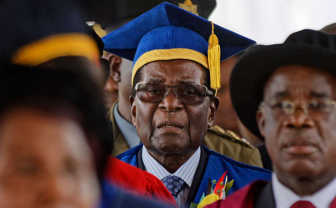 Мугабе впервые после отстранения от власти появился на публике