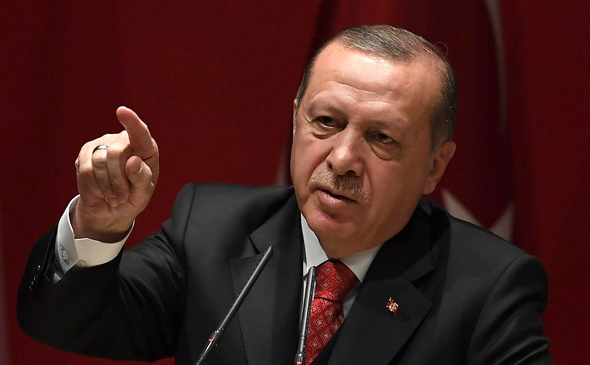 Эрдоган отверг извинения НАТО за «вражеский плакат» с его именем