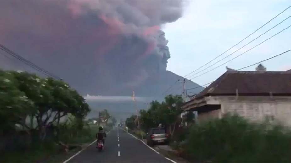 На Бали эвакуировали 24 тыс. человек из-за извержения вулкана