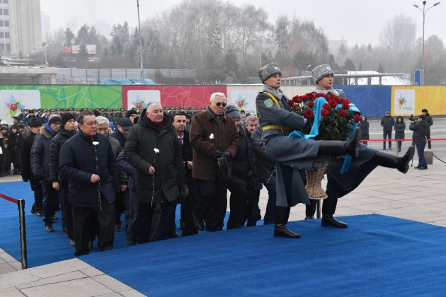 К монументу независимости в Алматы несут цветы