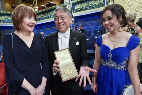 Нобелевские лауреаты получили награды из рук короля. Фоторепортаж