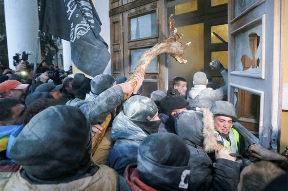 Сторонники Саакашвили штурмовали здание в центре Киева. Фоторепортаж