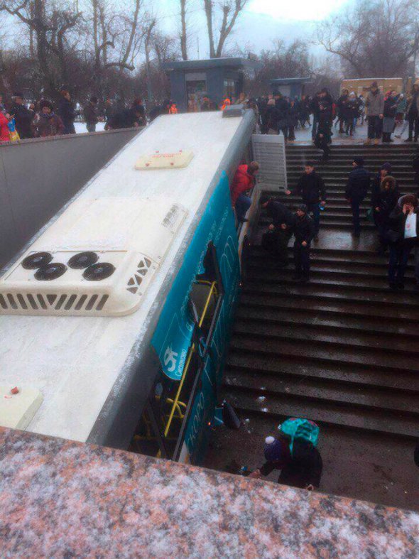 Автобус в Москве въехал в подземный переход
