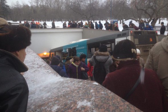 Автобус в Москве въехал в подземный переход
